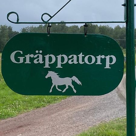Liten Stuga Mitt I Naturen Pa Kinnekulle Hällekis Extérieur photo