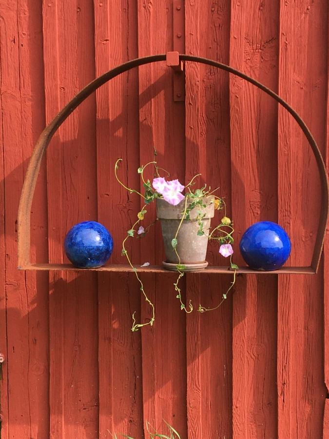 Liten Stuga Mitt I Naturen Pa Kinnekulle Hällekis Extérieur photo