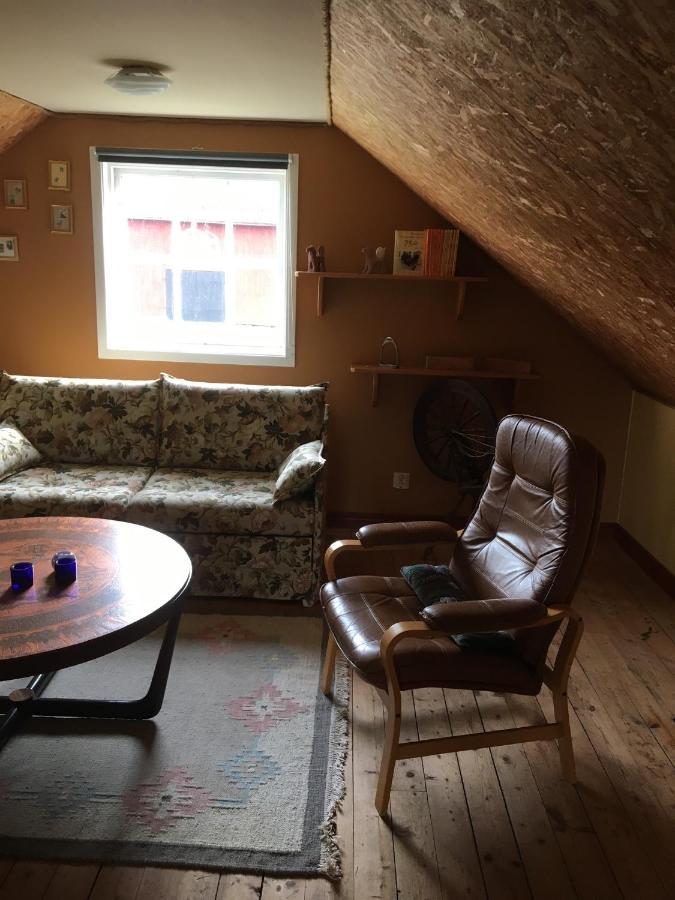 Liten Stuga Mitt I Naturen Pa Kinnekulle Hällekis Extérieur photo