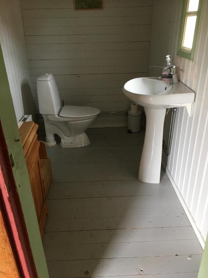 Liten Stuga Mitt I Naturen Pa Kinnekulle Hällekis Extérieur photo