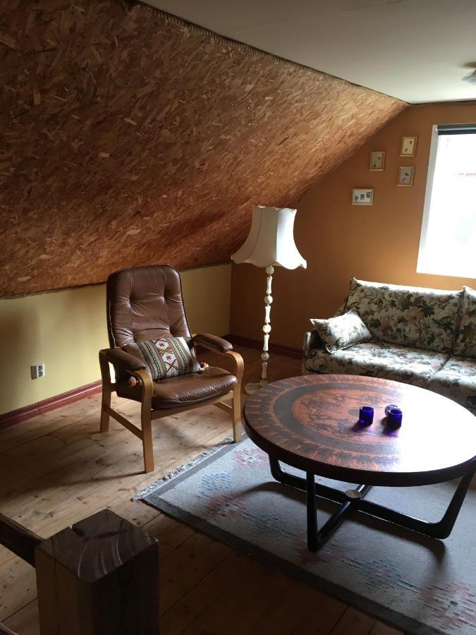 Liten Stuga Mitt I Naturen Pa Kinnekulle Hällekis Extérieur photo